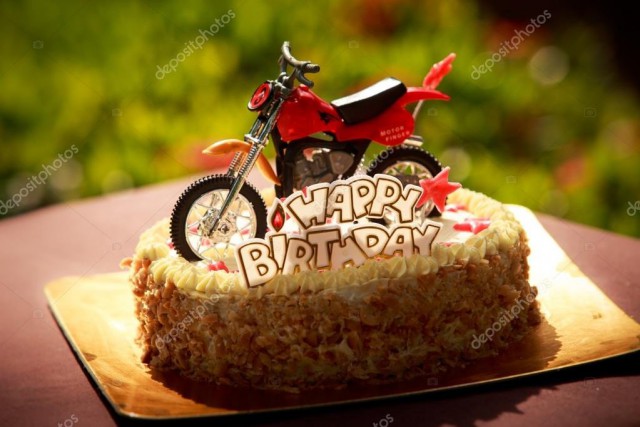 depositphotos_61353395-stock-photo-birthday-cake-decorated-with-motorcycle.jpg