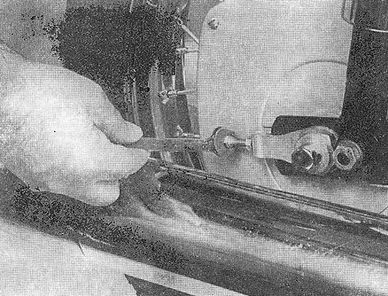 Рис. 21. Регулировка натяжения цепи