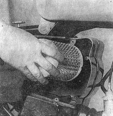 Рис. 25. Снятие воздушного фильтра (микрофильтра)